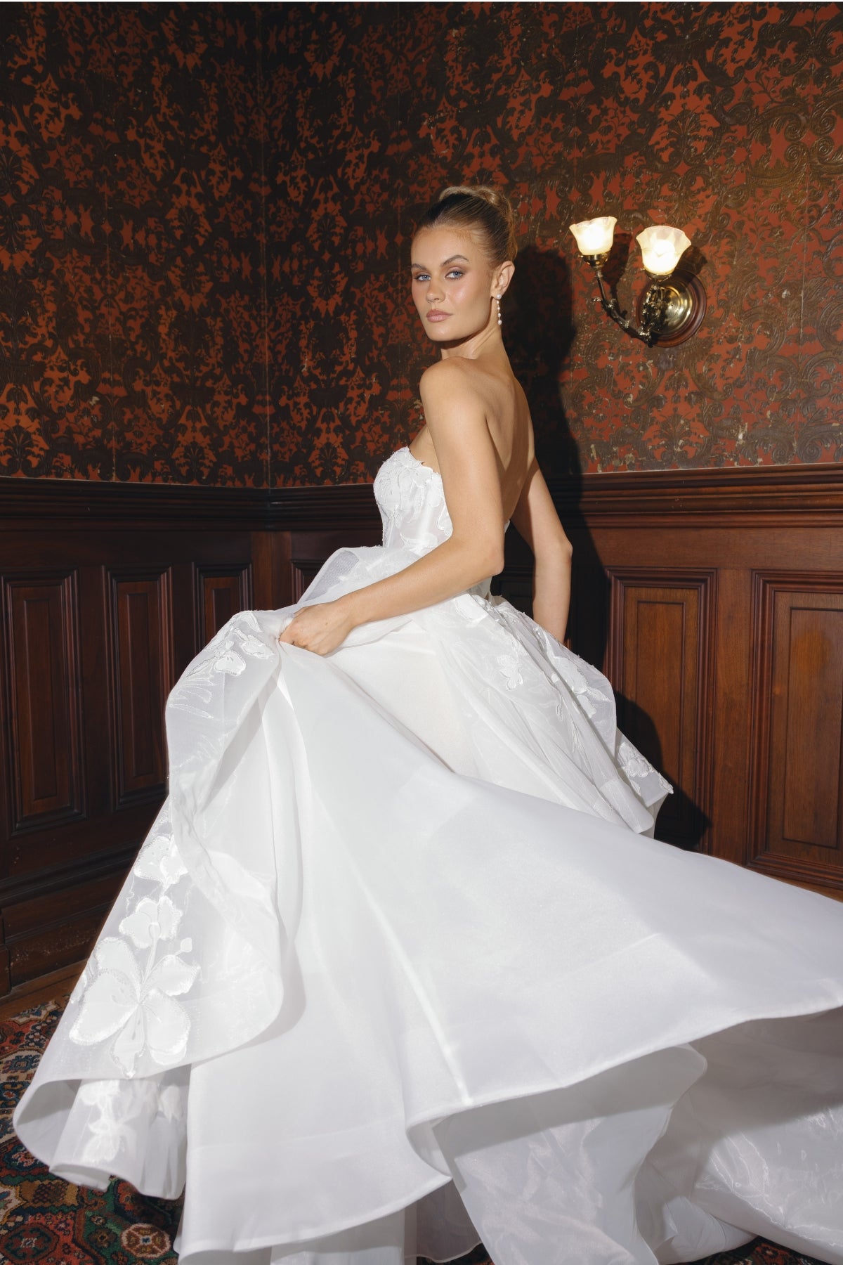sweetheart wedding gown in lace/organza, A-line skirt with ruffled drapes.