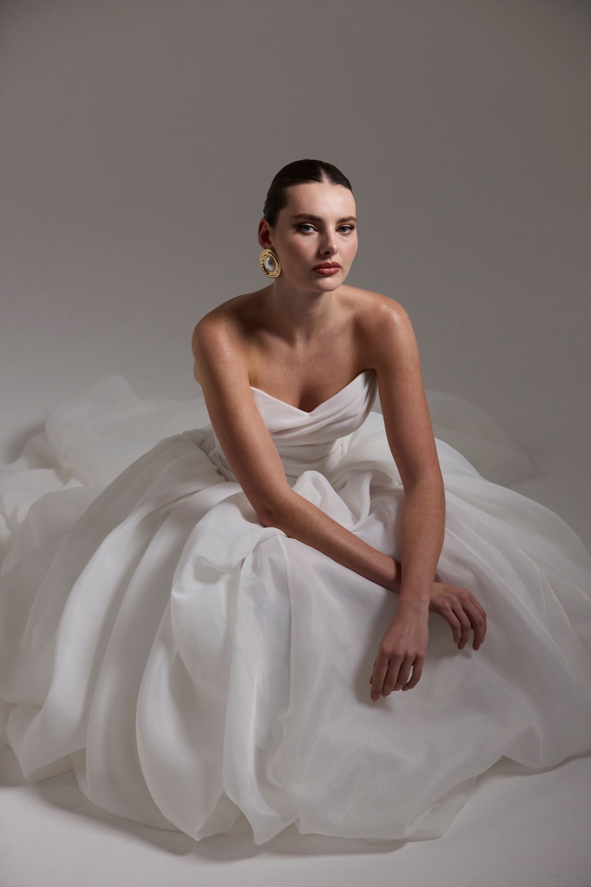 A-line wedding dress crafted in Organza, sweetheart neckline and assymetrical ruffle down the skirt.