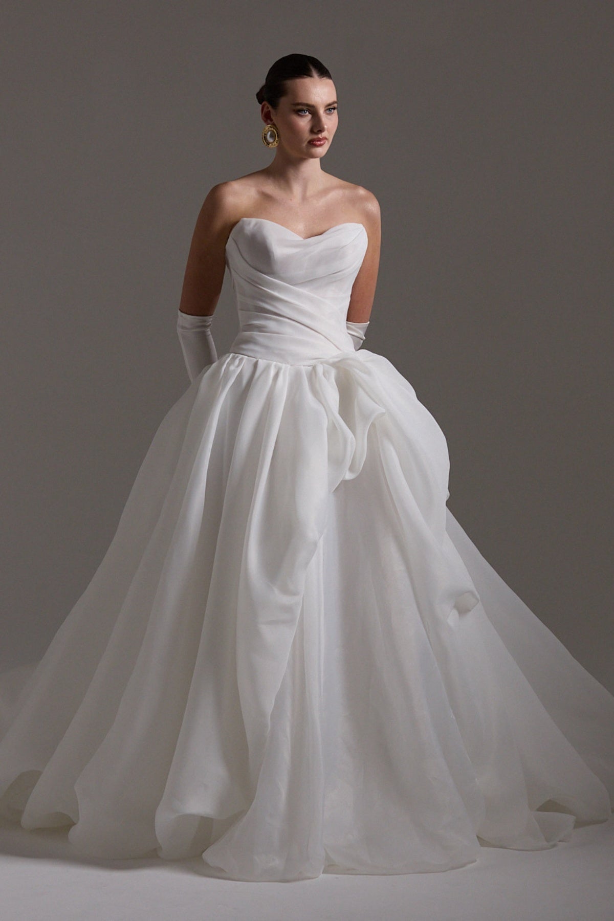 A-line wedding dress crafted in Organza, sweetheart neckline and assymetrical ruffle down the skirt. 