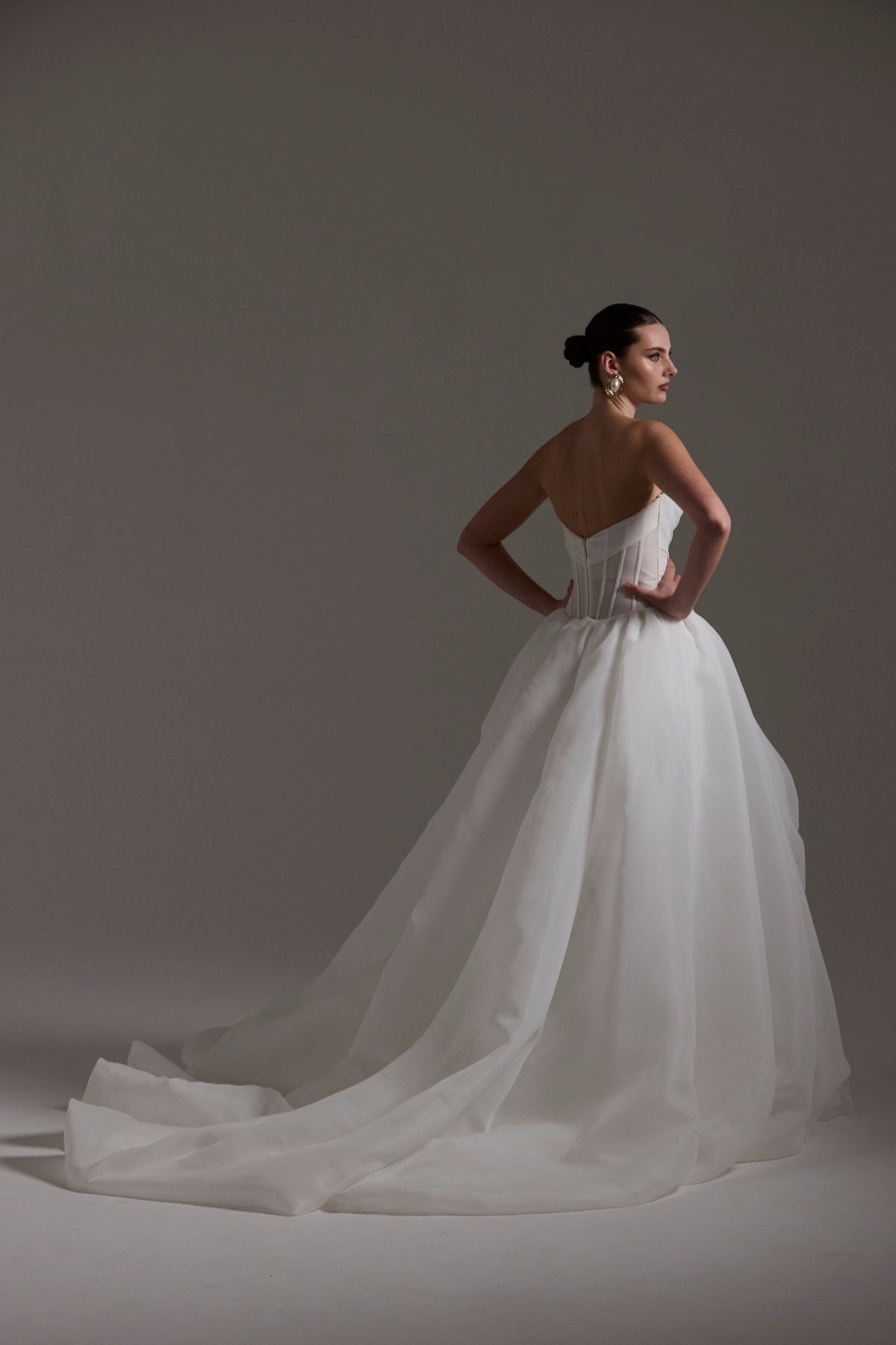 A-line wedding dress crafted in Organza, sweetheart neckline and assymetrical ruffle down the skirt. 