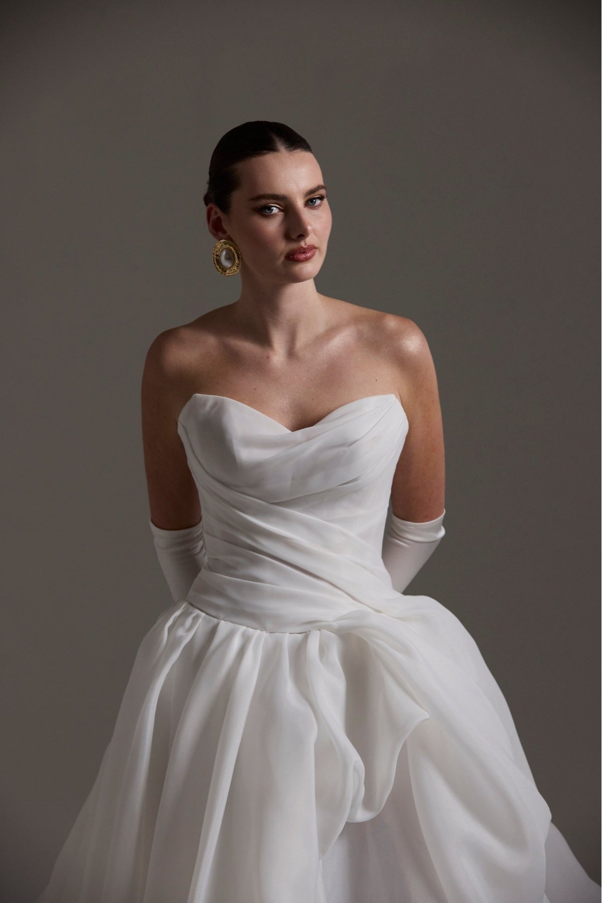 A-line wedding dress crafted in Organza, sweetheart neckline and assymetrical ruffle down the skirt. 