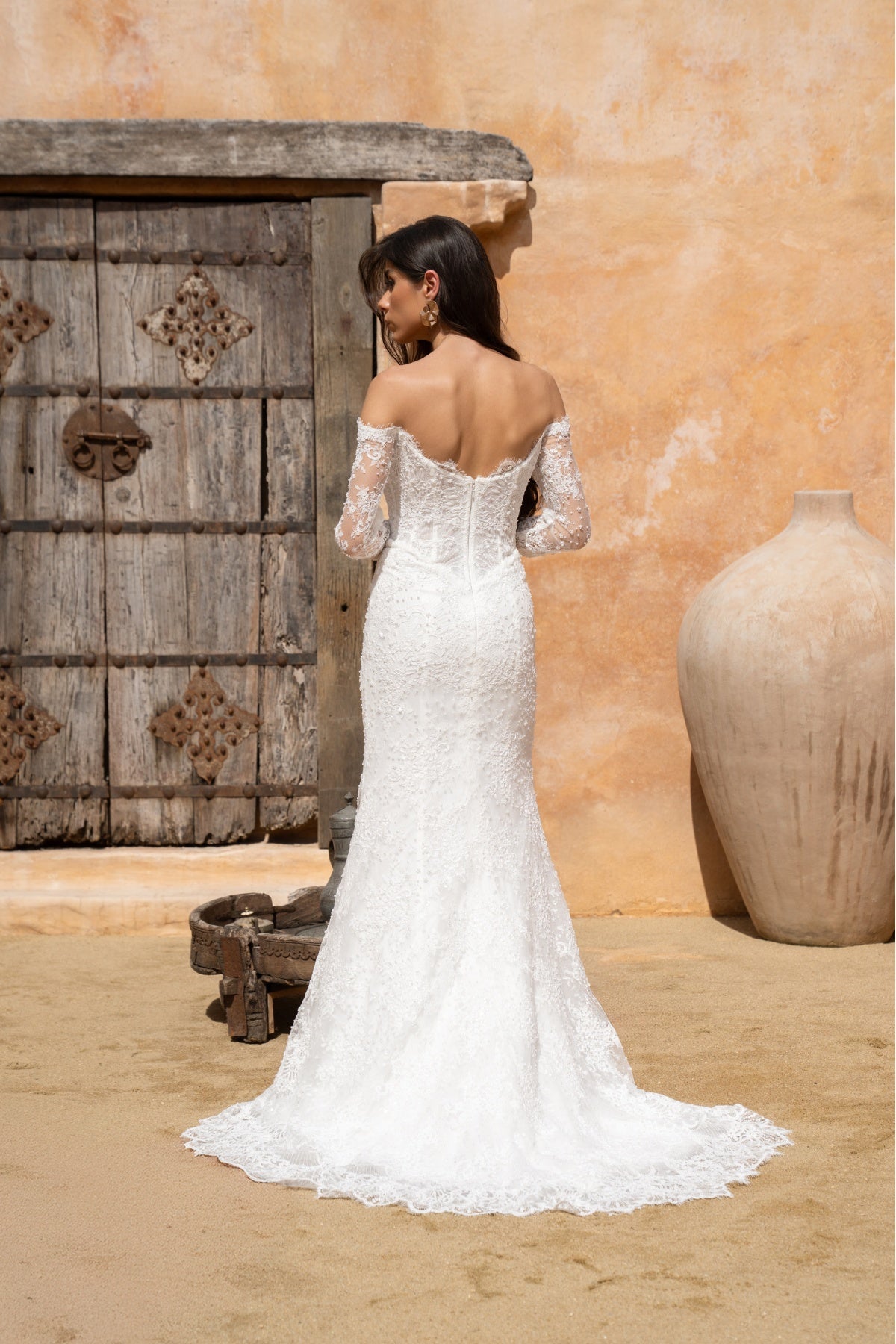 Fitted wedding gown in beaded lace, with sleeves. 