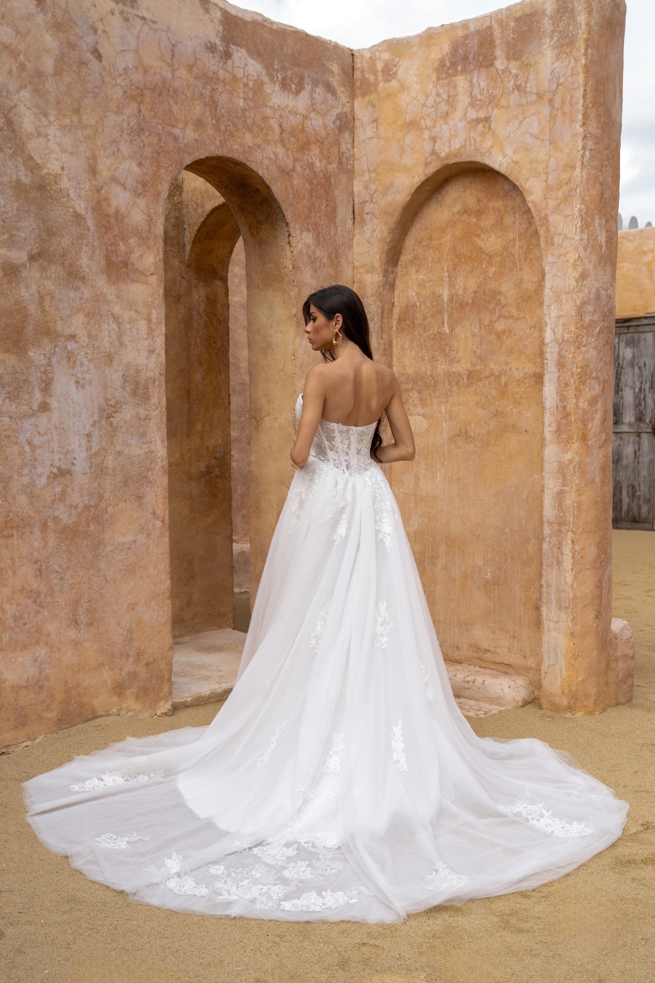 wedding gown, lace and tulle, sweetheart neckline, basque waist and corset boning. 