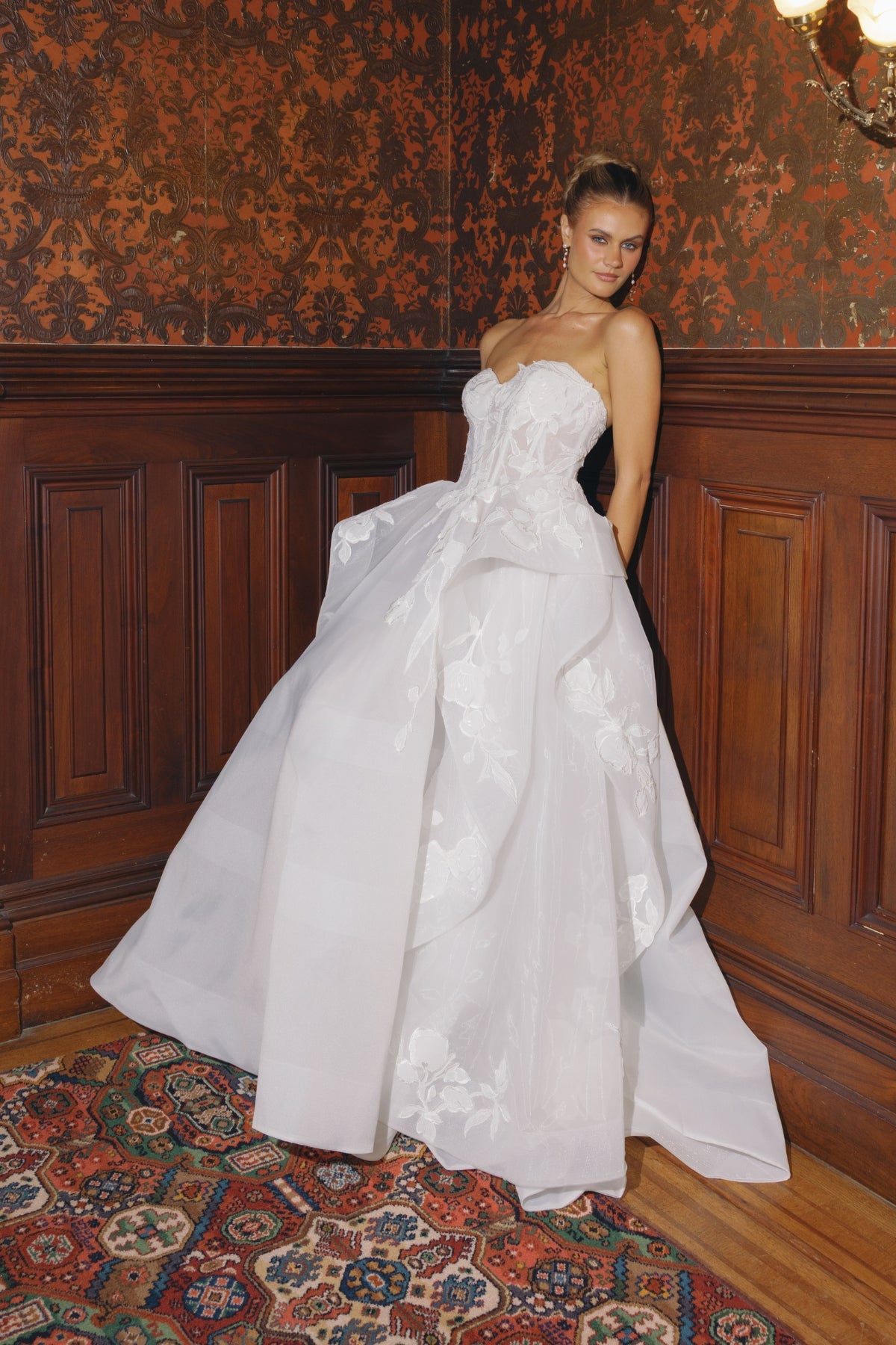 sweetheart wedding gown in lace/organza, A-line skirt with ruffled drapes. 