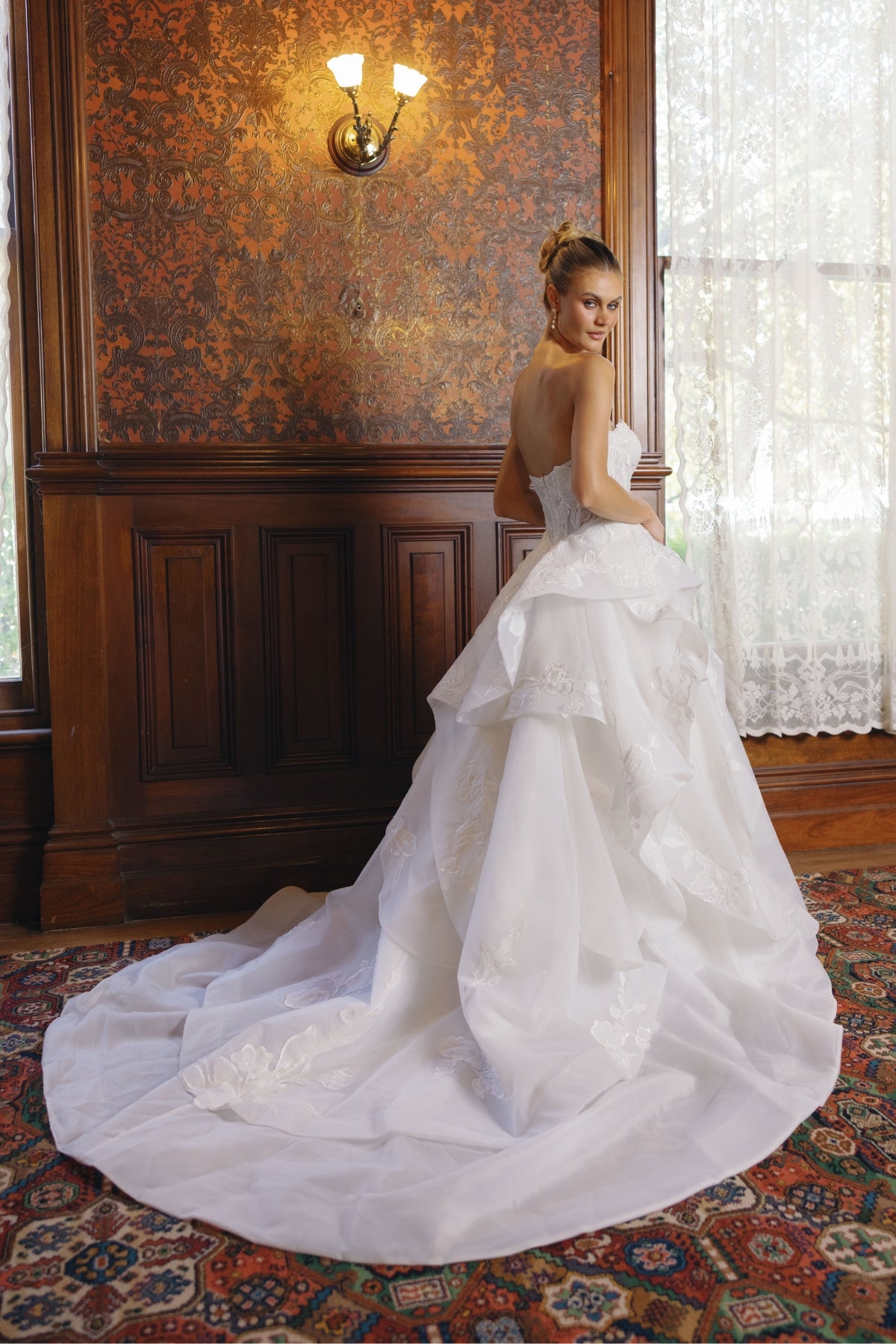 sweetheart wedding gown in lace/organza, A-line skirt with ruffled drapes. 