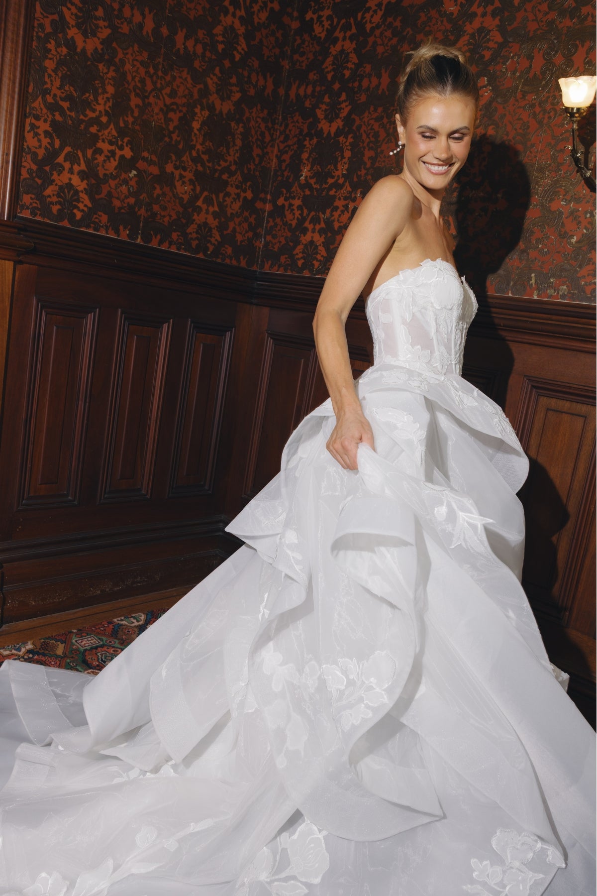 sweetheart wedding gown in lace/organza, A-line skirt with ruffled drapes. 