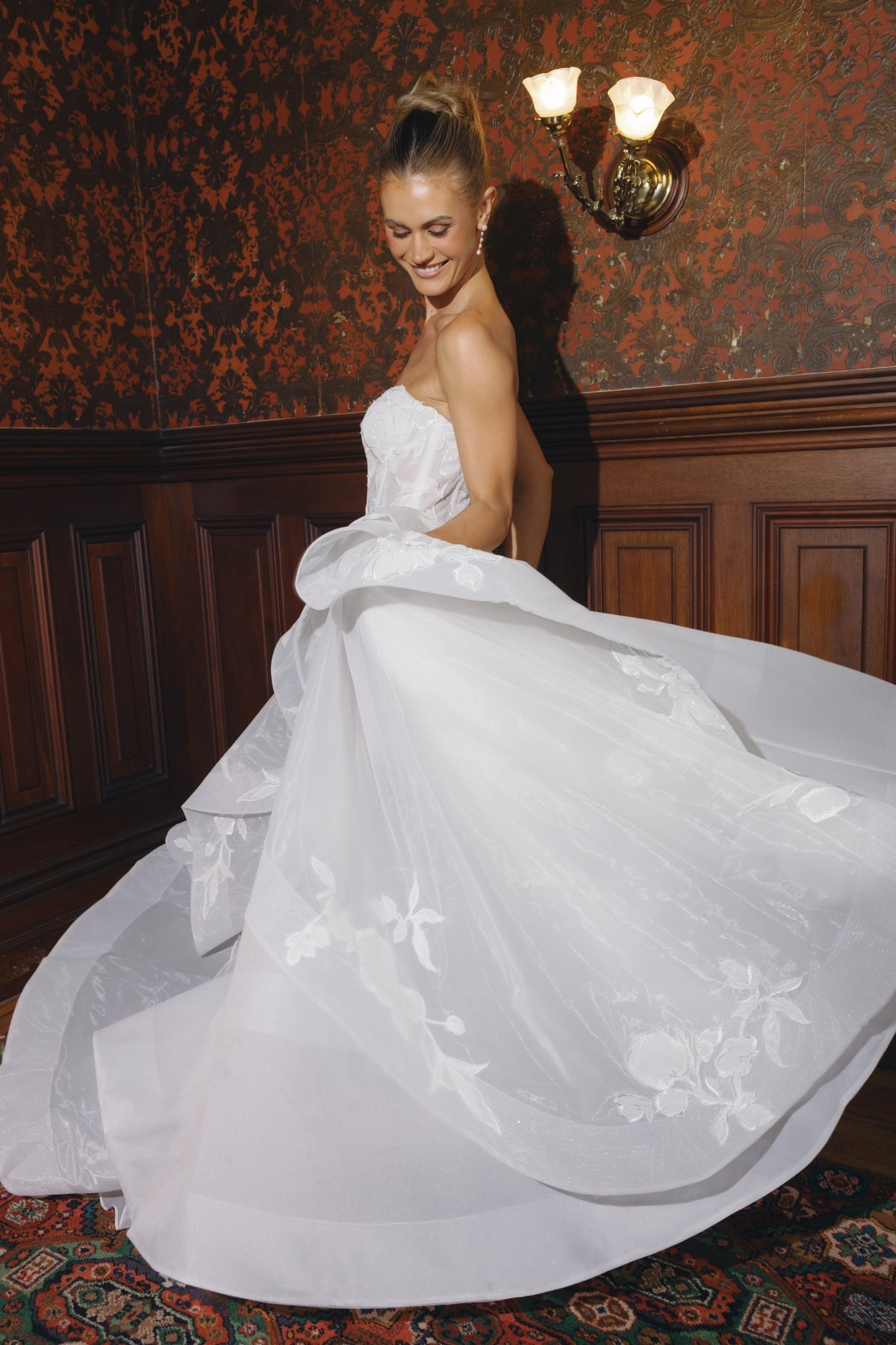 sweetheart wedding gown in lace/organza, A-line skirt with ruffled drapes. 