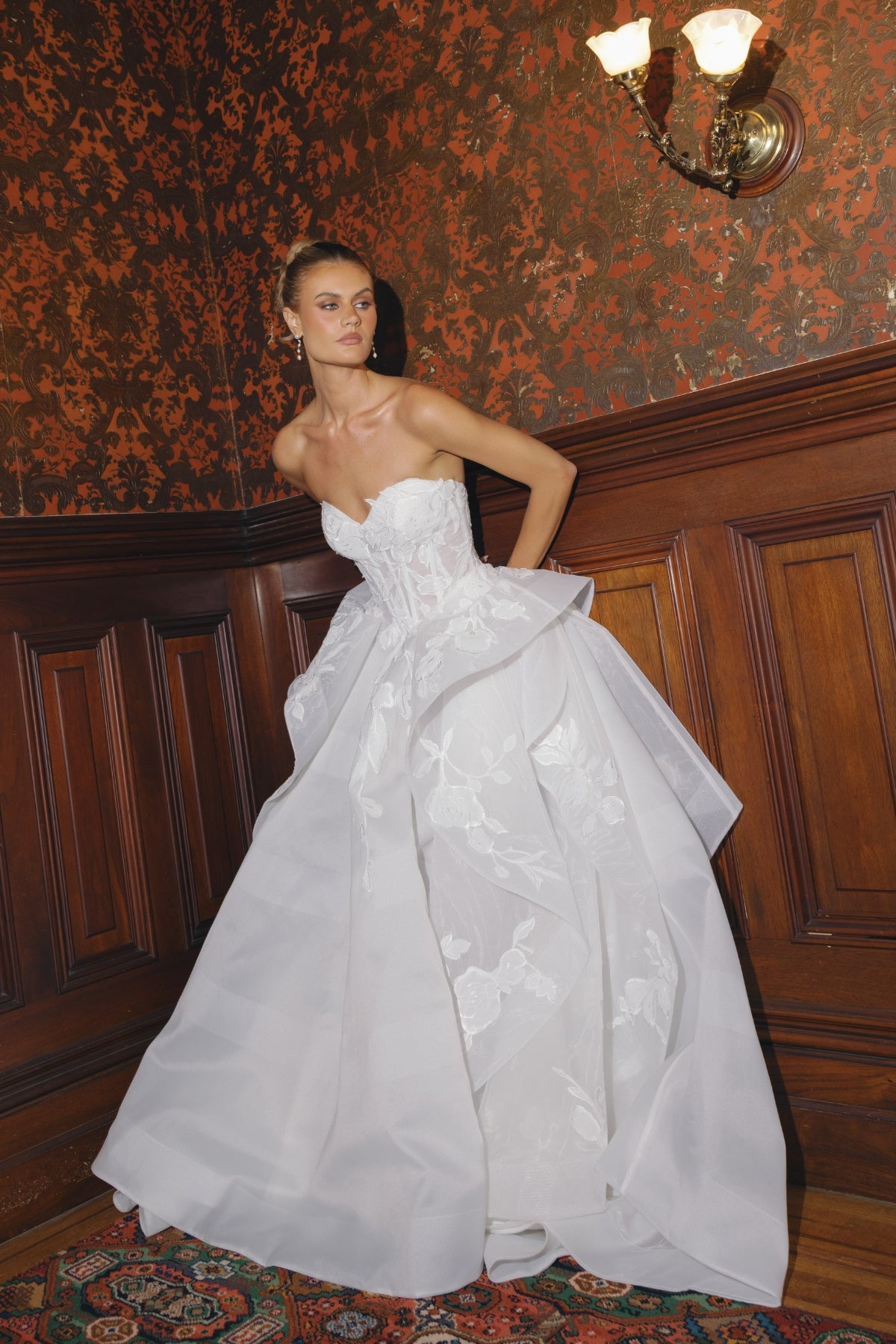 sweetheart wedding gown in lace/organza, A-line skirt with ruffled drapes. 
