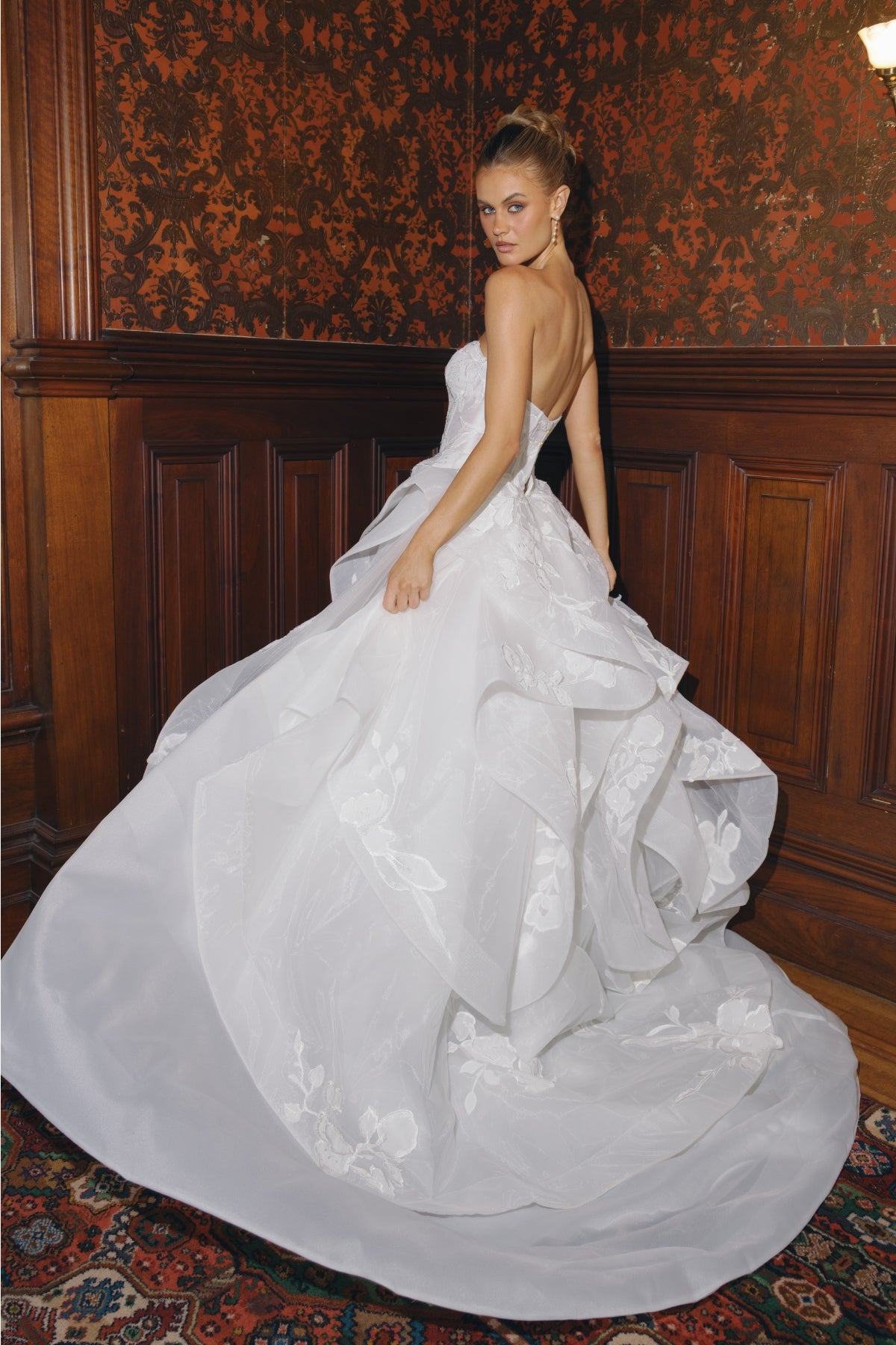 sweetheart wedding gown in lace/organza, A-line skirt with ruffled drapes. 