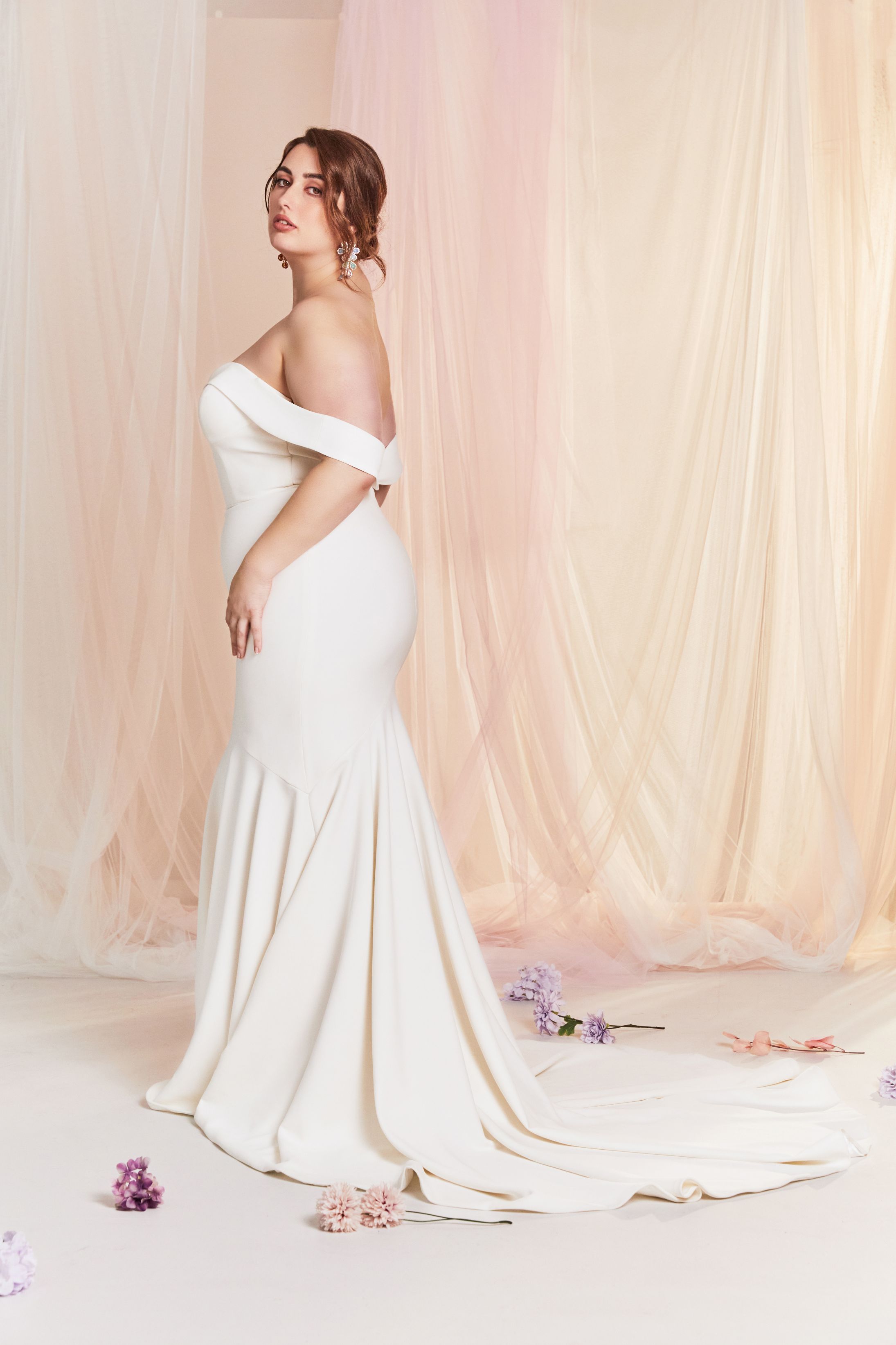 Mermaid cut wedding dress with sweetheart neckline and off-the-shoulder straps.