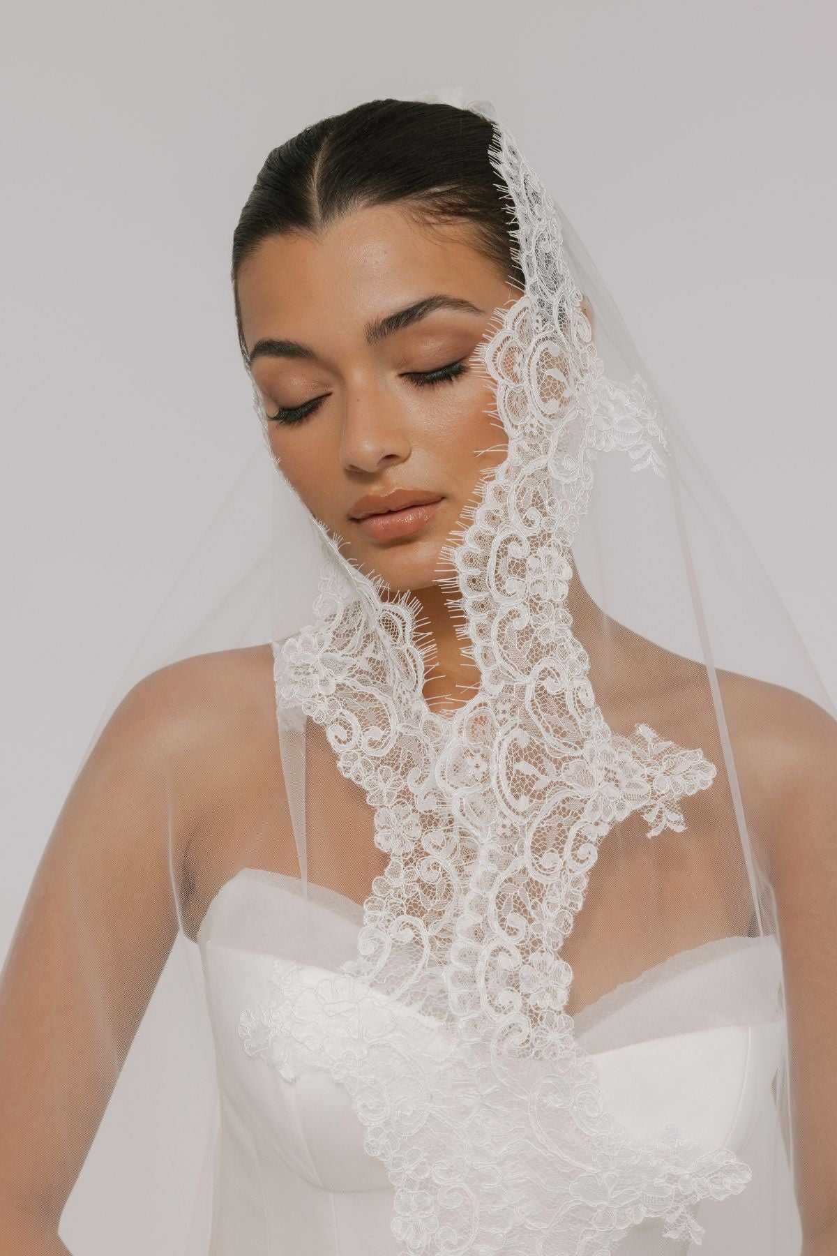  mantilla bridal lace veil for vintage cathedral vibes wedding dress. 