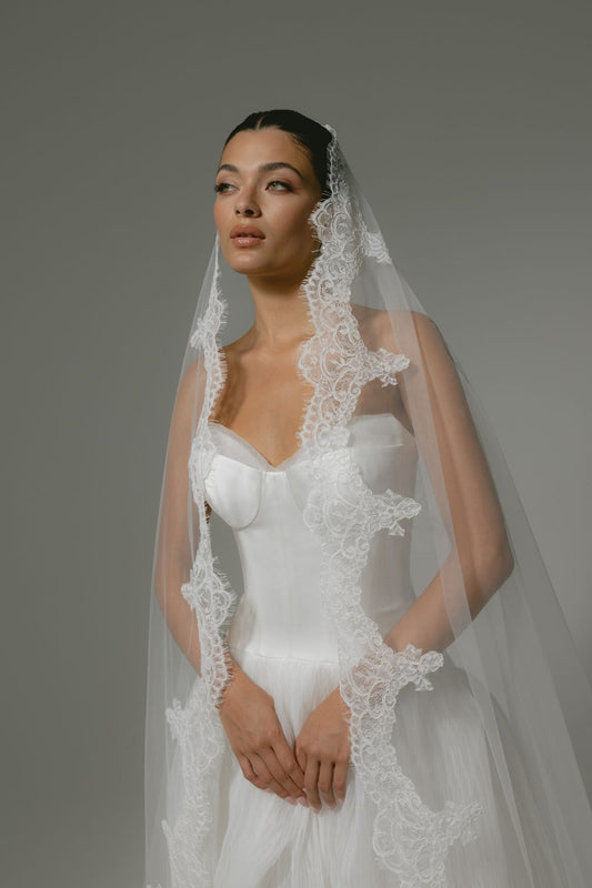  mantilla bridal lace veil for vintage cathedral vibes wedding dress. 