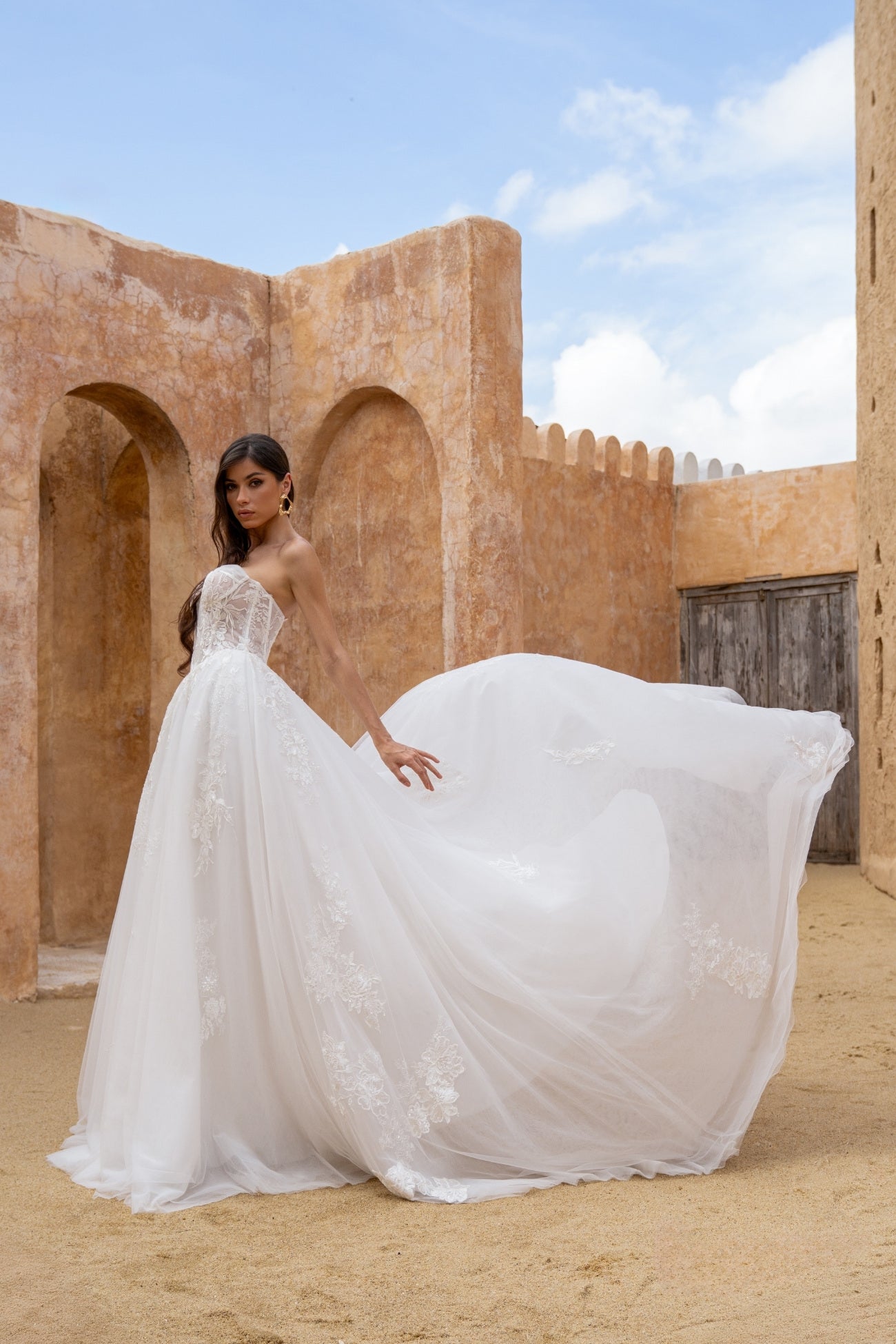 wedding gown, lace and tulle, sweetheart neckline, basque waist and corset boning. 