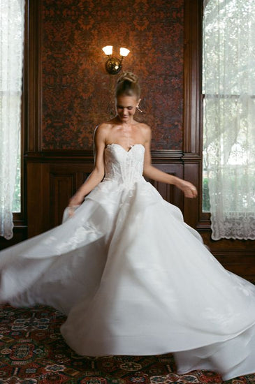 sweetheart wedding gown in lace/organza, A-line skirt with ruffled drapes. 